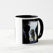 Een soldaat maakt een statische sprong mok (Voorkant rechts)