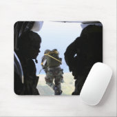 Een soldaat maakt een statische sprong muismat (Met muis)