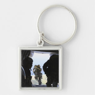 Een soldaat maakt een statische sprong sleutelhanger