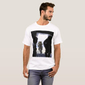 Een soldaat maakt een statische sprong t-shirt (Voorkant volledig)