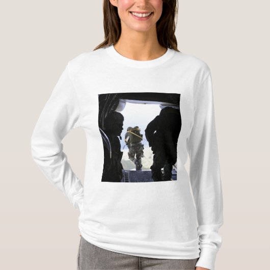 Een soldaat maakt een statische sprong t-shirt (Voorkant)