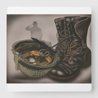 Een soldaat met militaire klok