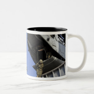 Een soldaat met snelle touwen tweekleurige koffiemok