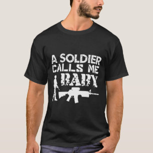 Een soldaat noemt me baby leger vriendin grappig c t-shirt