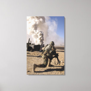 Een soldaat reageert op een explosie onder control canvas afdruk