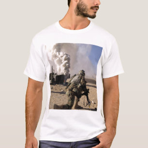 Een soldaat reageert op een explosie onder control t-shirt