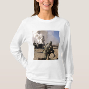 Een soldaat reageert op een explosie onder control t-shirt