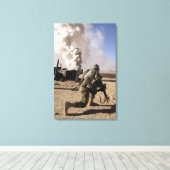 Een soldaat reageert op een gecontroleerde explos canvas afdruk (Insitu (Houten vloer))