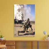 Een soldaat reageert op een gecontroleerde explos canvas afdruk (Insitu (Woonkamer))