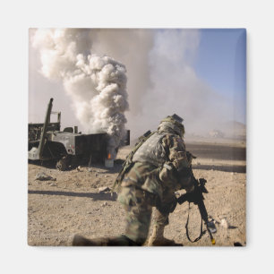 Een soldaat reageert op een gecontroleerde explos magneet