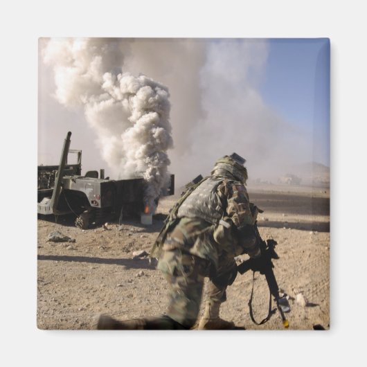 Een soldaat reageert op een gecontroleerde explos magneet (Voorkant)