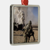 Een soldaat reageert op een gecontroleerde explos metalen ornament (Rechts)