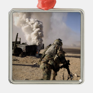 Een soldaat reageert op een gecontroleerde explos metalen ornament