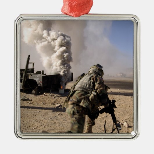 Een soldaat reageert op een gecontroleerde explos metalen ornament (Voorkant)