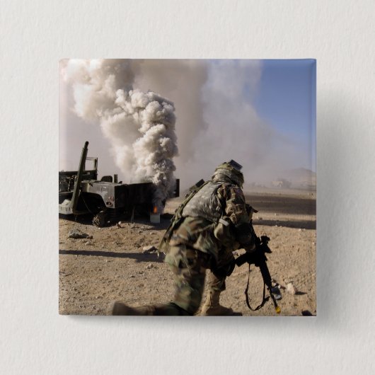 Een soldaat reageert op een gecontroleerde explos vierkante button 5,1 cm (Voorkant)