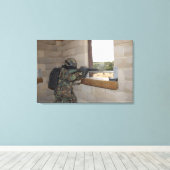 Een soldaat treedt op als oppositiemacht canvas afdruk (Insitu (Houten vloer))