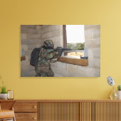 Een soldaat treedt op als oppositiemacht canvas afdruk (Insitu (Woonkamer))