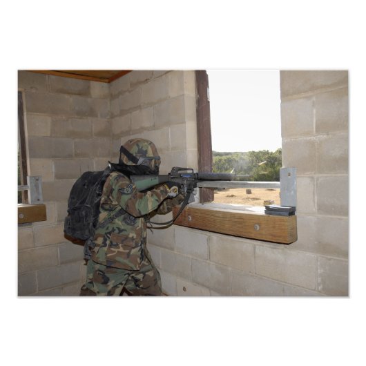 Een soldaat treedt op als oppositiemacht foto afdruk (Voorkant)