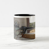 Een soldaat treedt op als oppositiemacht tweekleurige koffiemok (Center)