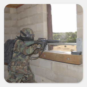 Een soldaat treedt op als oppositiemacht vierkante sticker