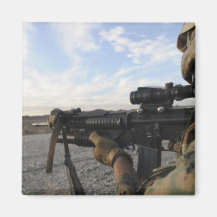 Een soldaat viert in brand op een doelwit magneet