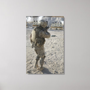 Een soldaat zet zijn doelwit aan op een schiettoes canvas afdruk