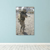 Een soldaat zet zijn doelwit aan op een schiettoes canvas afdruk (Insitu (Houten vloer))