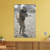 Een soldaat zet zijn doelwit aan op een schiettoes canvas afdruk (Insitu (Woonkamer))