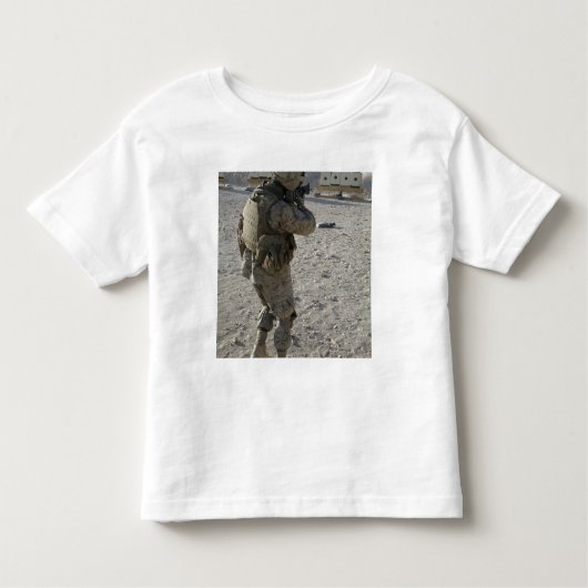 Een soldaat zet zijn doelwit aan op een schiettoes kinder shirts (Voorkant)