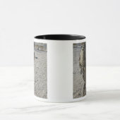 Een soldaat zet zijn doelwit aan op een schiettoes mok (Midden)