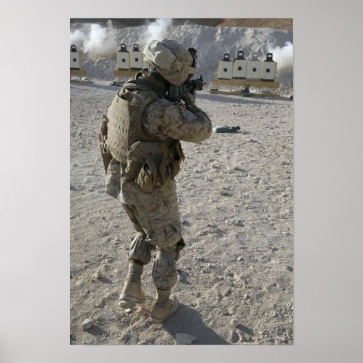 Een soldaat zet zijn doelwit aan op een schiettoes poster (Voorkant)