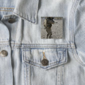 Een soldaat zet zijn doelwit aan op een schiettoes vierkante button 5,1 cm (In situ)