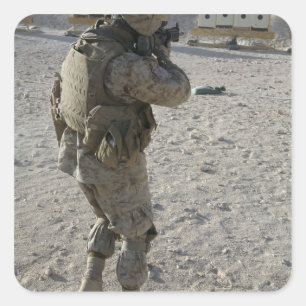 Een soldaat zet zijn doelwit aan op een schiettoes vierkante sticker