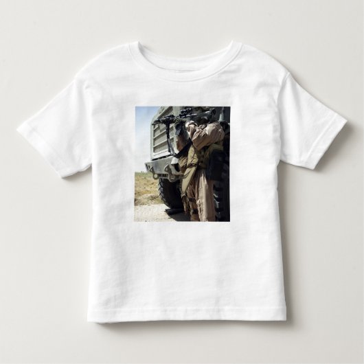 Een soldaat zorgt voor de veiligheid van mariniers kinder shirts (Voorkant)