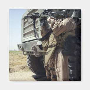 Een soldaat zorgt voor de veiligheid van mariniers magneet