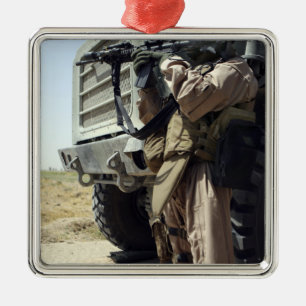 Een soldaat zorgt voor de veiligheid van mariniers metalen ornament