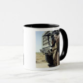 Een soldaat zorgt voor de veiligheid van mariniers mok (Voorkant rechts)