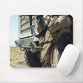 Een soldaat zorgt voor de veiligheid van mariniers muismat (Met muis)