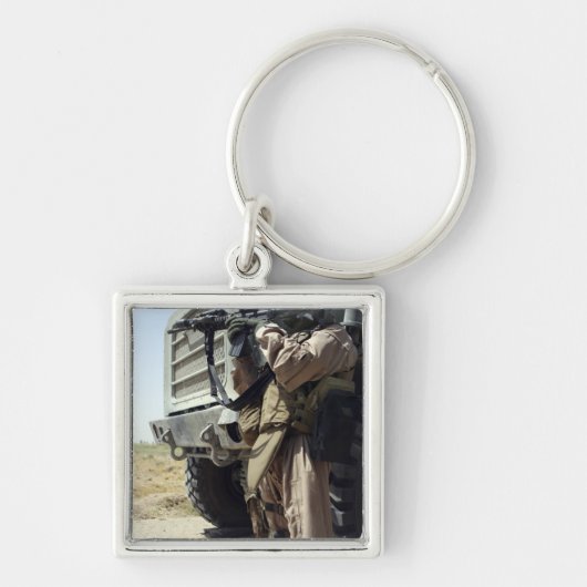 Een soldaat zorgt voor de veiligheid van mariniers sleutelhanger (Voorkant)
