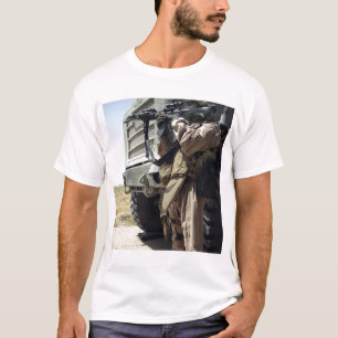 Een soldaat zorgt voor de veiligheid van mariniers t-shirt