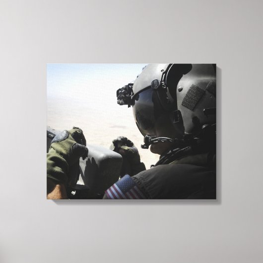 Een soldaat zorgt voor veiligheid canvas afdruk (Voorkant)