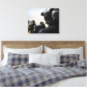 Een soldaat zorgt voor veiligheid canvas afdruk (Insitu (Slaapkamer))