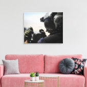 Een soldaat zorgt voor veiligheid canvas afdruk (Insitu (Woonkamer))