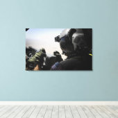 Een soldaat zorgt voor veiligheid canvas afdruk (Insitu (Houten vloer))