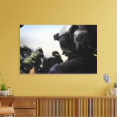 Een soldaat zorgt voor veiligheid canvas afdruk (Insitu (Woonkamer))