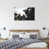 Een soldaat zorgt voor veiligheid canvas afdruk (Insitu (Slaapkamer))