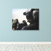 Een soldaat zorgt voor veiligheid canvas afdruk (Insitu (Houten vloer))