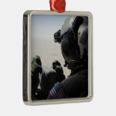 Een soldaat zorgt voor veiligheid metalen ornament (Rechts)