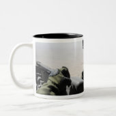 Een soldaat zorgt voor veiligheid tweekleurige koffiemok (Links)