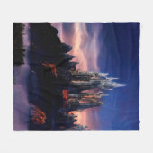 Een somber sprookjeskasteel op een berg bij de fleece deken (Voorkant (Horizontaal))